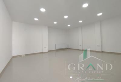 Spațiu comercial, de 90 mp, în Central - 3