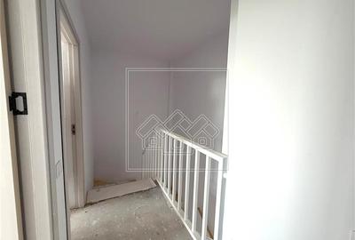 Apartament cu 4 camere decomandat în Turnișor - 2