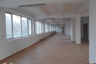 Spațiu comercial, de 900 mp, în Tractorul - 9