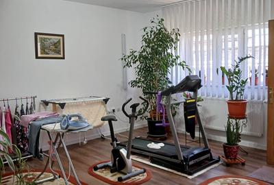 Casă cu 8 camere cu Canalizare în Voluntari