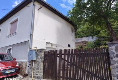 Casă cu 4 camere cu Teren 1083 Mp în Central - 2