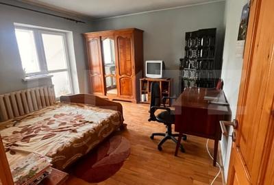 Apartament cu 3 camere decomandat, mobilat în Central