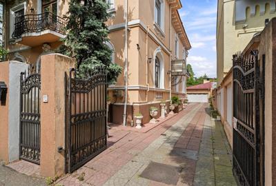 Casă individuală cu 8 camere cu Teren 679 Mp în Cotroceni - 1