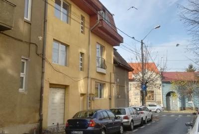 Casă cu 10 camere cu Canalizare în Central - 1