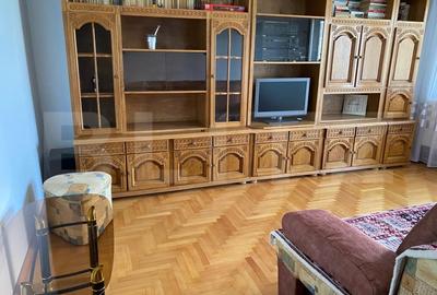 Apartament cu 3 camere decomandat, mobilat în Victoria