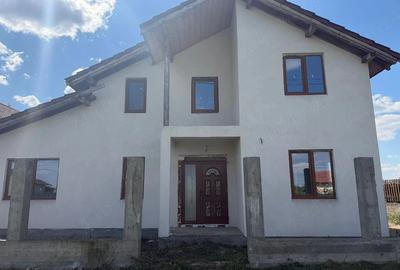 Casă cu 3 camere cu Teren 500 Mp în Mândruloc