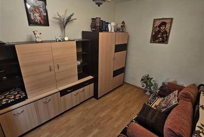 Apartament cu 3 camere semidecomandat, mobilat în Podu Roș