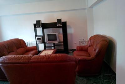 Apartament cu 3 camere decomandat, mobilat în Decebal