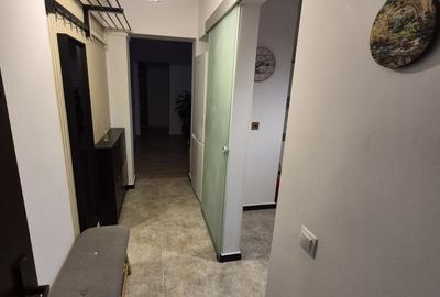 Apartament cu 3 camere semidecomandat în Central