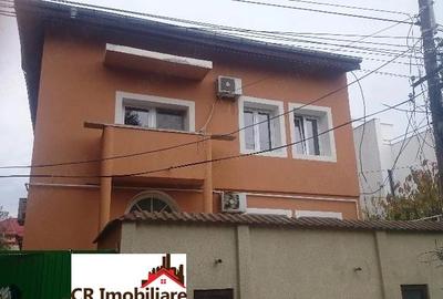 Casă cu 9 camere cu Teren 350 Mp în Domenii