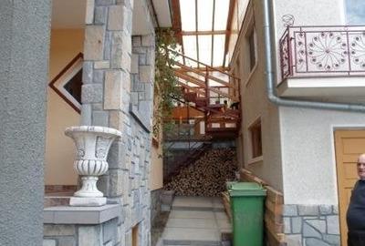 Duplex cu 7 camere cu Canalizare în Central - 2
