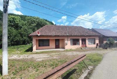 Casă cu 4 camere în Central
