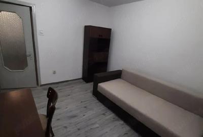 Apartament cu 3 camere decomandat în Cornișa