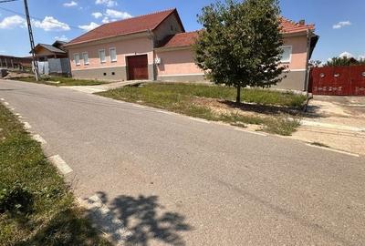 Casă cu 4 camere în Zorlențu Mare