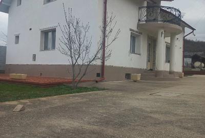 Casă cu Teren 1300 Mp în Leordeni - 1