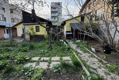 Casă cu 6 camere cu Teren 344 Mp în Văcăresti
