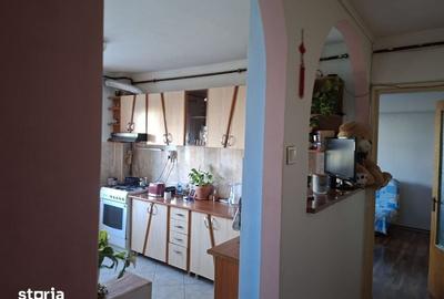 Apartament cu 3 camere decomandat în Titan