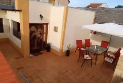 Casă cu 3 camere cu Teren 100 Mp în Trocadero
