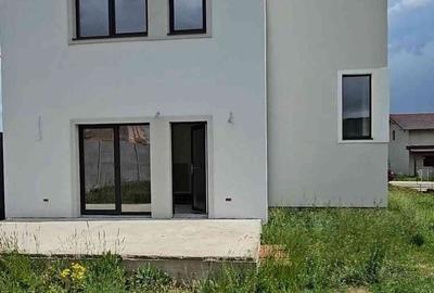 Casă cu 4 camere cu Teren 635 Mp în Giarmata