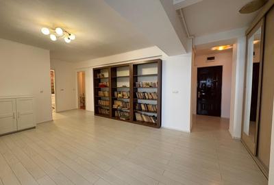 Apartament cu 3 camere semidecomandat în Cățelu