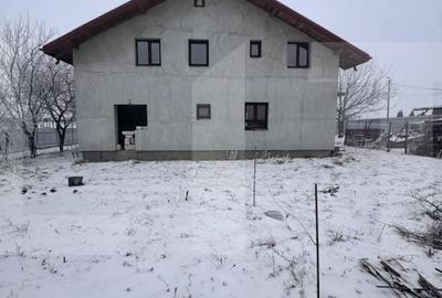 Casă cu 4 camere cu Teren 1000 Mp în Central