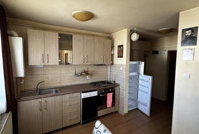 Apartament cu 2 camere semidecomandat, mobilat în Florești