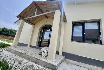 Casă cu 3 camere cu Canalizare în Voinești