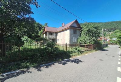 Casă cu 12 camere cu Teren 559 Mp în Tulnici