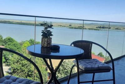 Apartament cu 3 camere decomandat, mobilat în Faleză