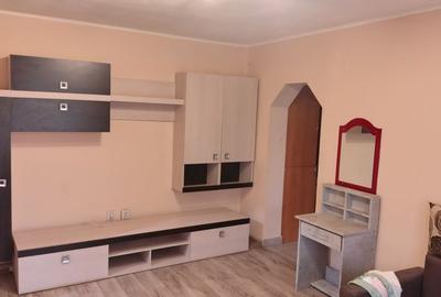 Apartament cu 3 camere semidecomandat în Rogerius