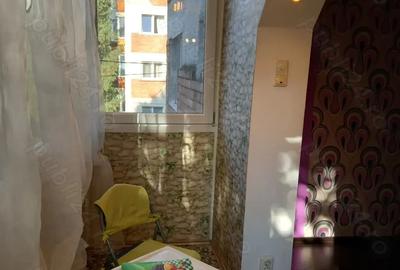 Apartament cu 3 camere semidecomandat în Aradului