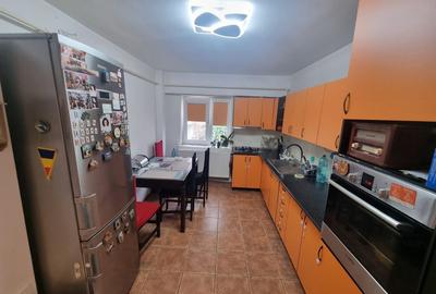 Apartament cu 3 camere decomandat, mobilat în Poarta 6 - 5
