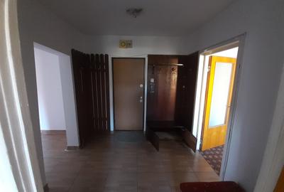 Apartament cu 3 camere decomandat în Lacul Tei