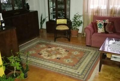 Casă cu 2 camere cu Teren 2800 Mp în Central