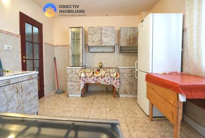 Apartament cu 3 camere semidecomandat în Dărmănești