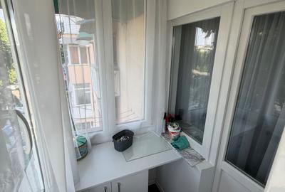 Apartament cu 3 camere semidecomandat în Craiovița Nouă