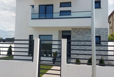 Casă cu 4 camere în Preajba