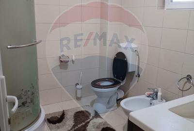 Casă cu 6 camere cu Teren 3275 Mp în Central