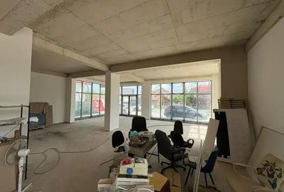 Spațiu comercial, de 372 mp, în Est - 10