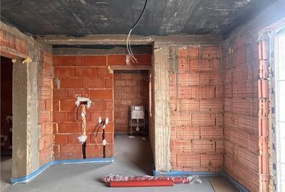 Casă cu 4 camere cu Teren 400 Mp în Central