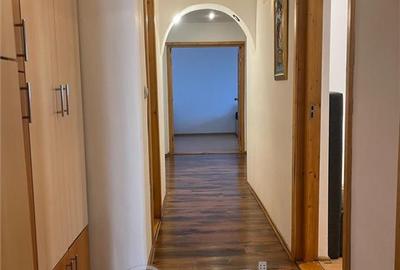 Apartament cu 3 camere decomandat în Nicolina