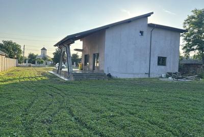 Casă cu 4 camere cu Teren 1600 Mp în Ciochina - 2