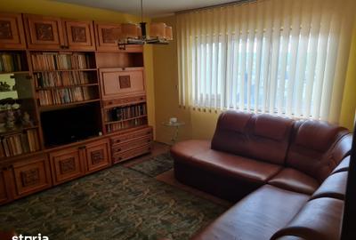 Apartament cu 3 camere decomandat în Micro 4