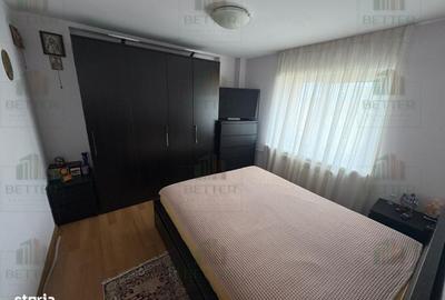 Apartament cu 3 camere decomandat în Tei