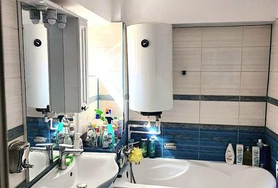 Apartament cu 3 camere semidecomandat în Hârșova
