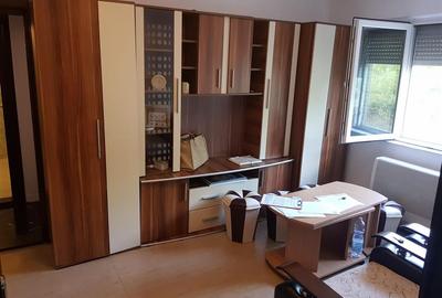 Apartament cu 3 camere semidecomandat în Viziru 1