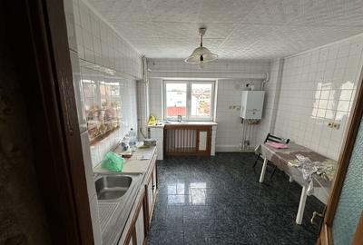 Apartament cu 3 camere decomandat în Patriei