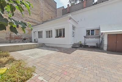 Apartament cu 2 camere semidecomandat, mobilat în Central