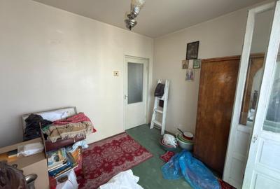 Apartament cu 3 camere semidecomandat în Andrei Mureșanu