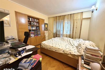 Apartament cu 3 camere decomandat în Nicolina